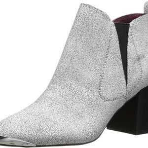 Report Signature Toby White Crackle‎ Pointed Toe Booties, size 6.5